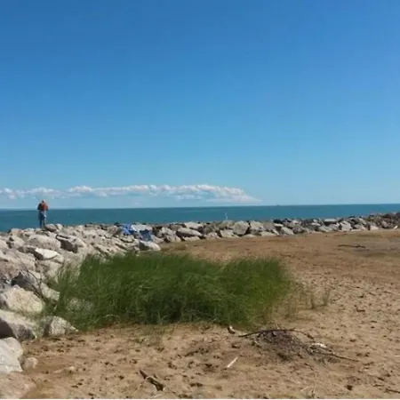 Sunny Garden Retreat Near The Sea شقة