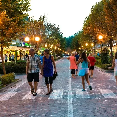 Sunny Garden Retreat Near The Sea شقة