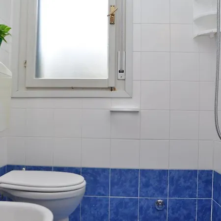 Sunny Garden Retreat Near The Sea شقة