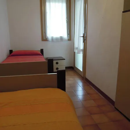 Family Townhouse With Fenced Fireplace Garden 아파트